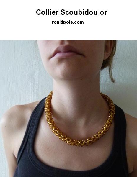 Collier de perles dorées forme Scoubidou.