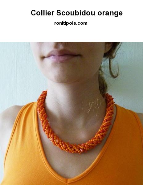 Collier de perles oranges forme Scoubidou.