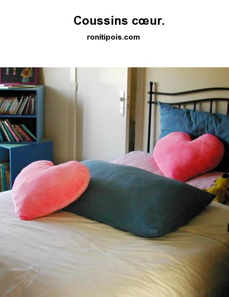 Coussins de peluche rose en forme de cœur.